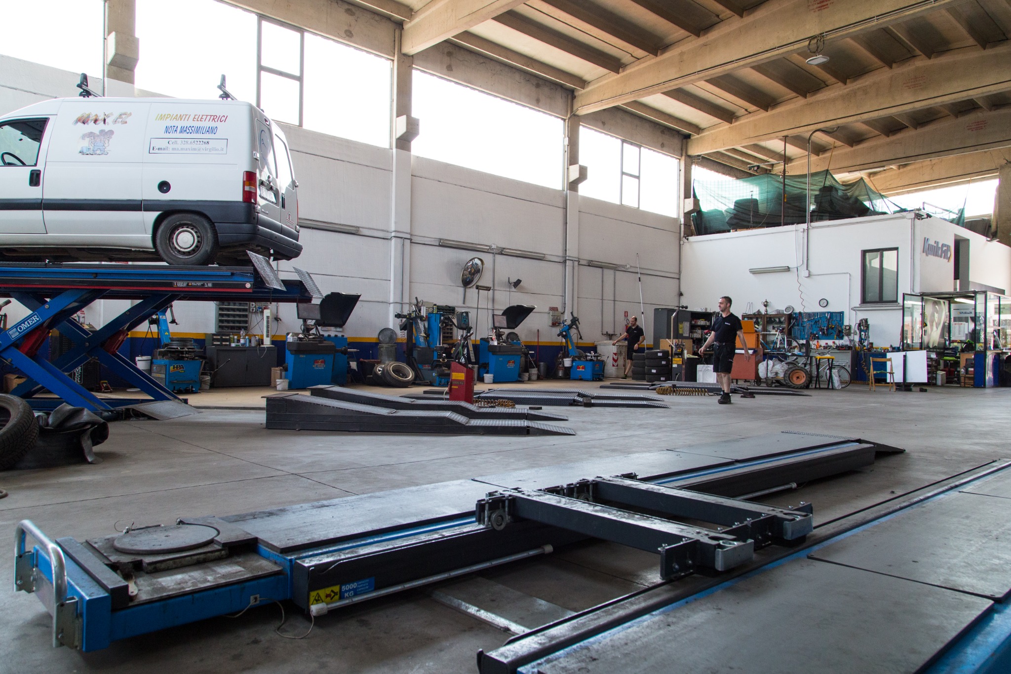 Interno officina CAR-GOM